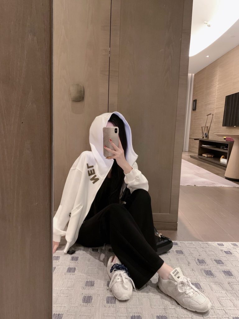 通勤の荷物に合うCHANELのシャツ