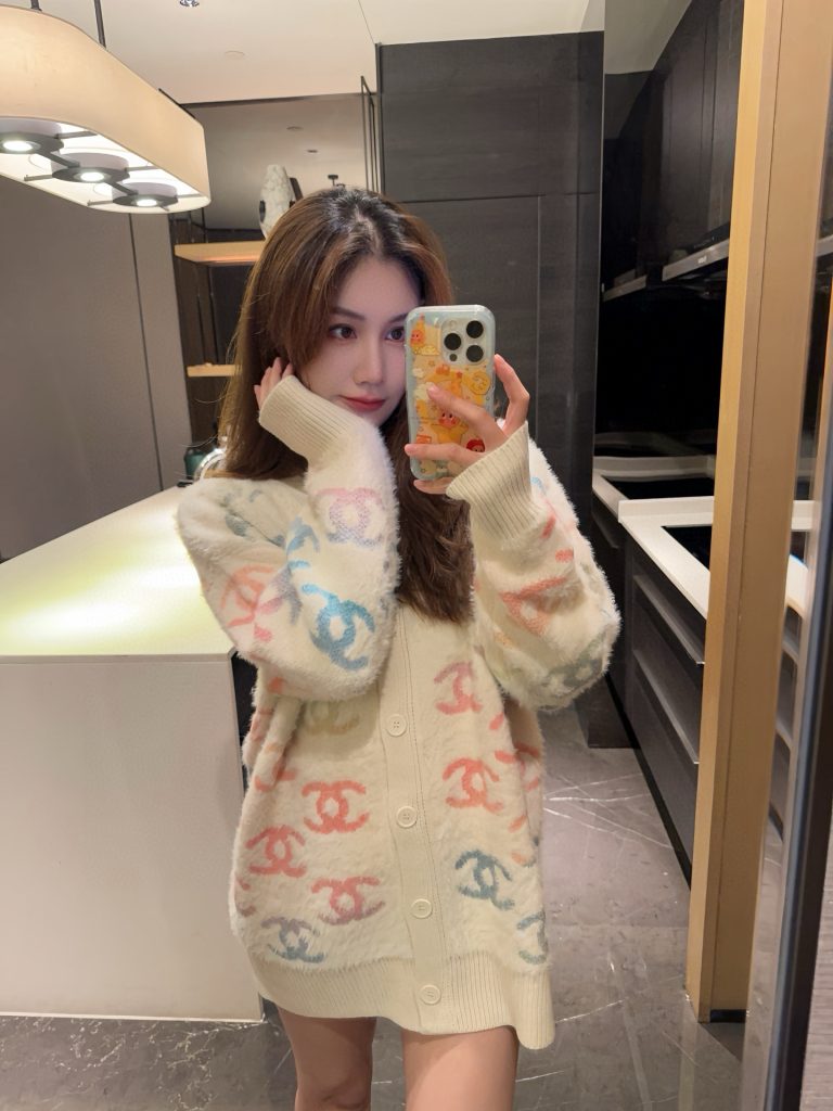 色味とシルエットで選ぶ、普段着に合わせやすいファー風カーディガン