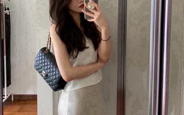 通勤で使いやすいCHANELのハンドバッグを写真で確認