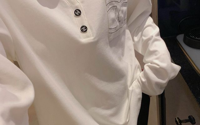 街歩きで使いやすいブランドアイテムのシャツを写真で確認