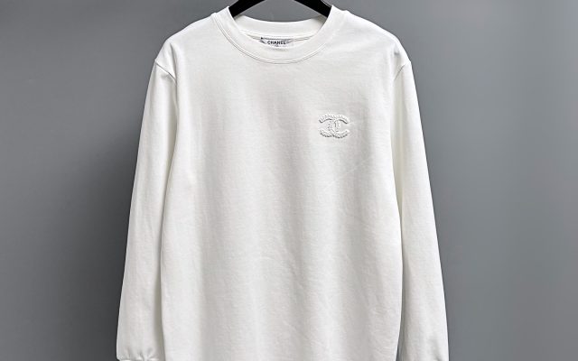 物価高でも選びやすいTシャツ：CHANELを自然に取り入れる
