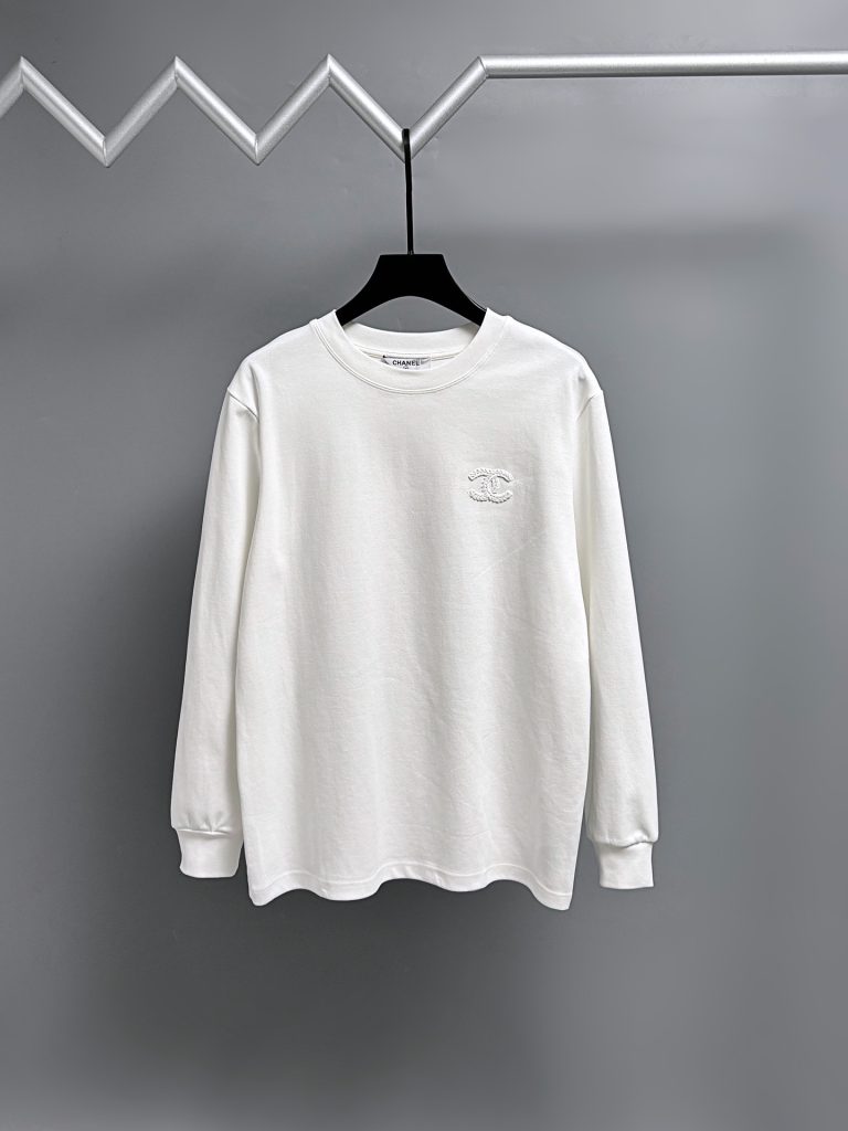物価高でも選びやすいTシャツ:CHANELを自然に取り入れる