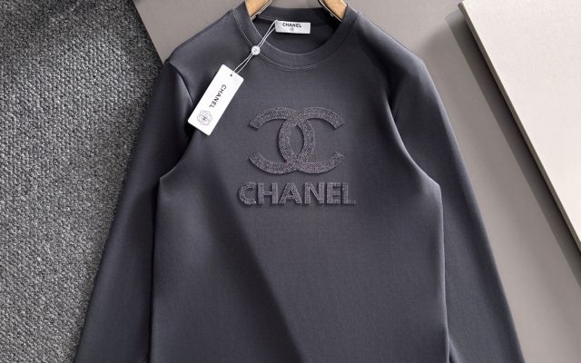街歩き目線で見るCHANELのTシャツの印象