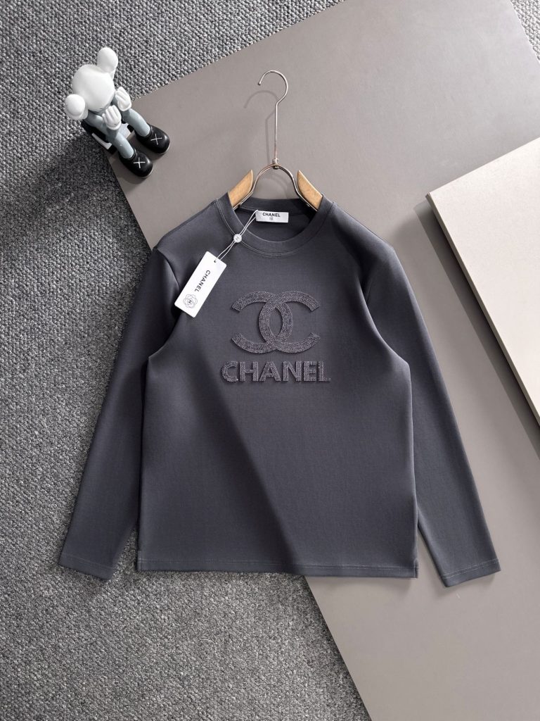 街歩き目線で見るCHANELのTシャツの印象