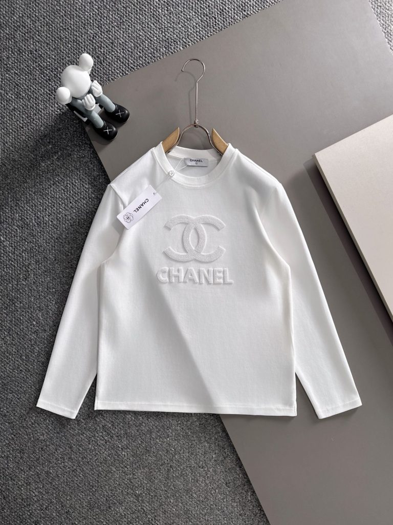 シャネル レディース ロングスリーブTシャツ ホワイト ファッションアイテム｜季節の変わり目に予算内で見たいポイント