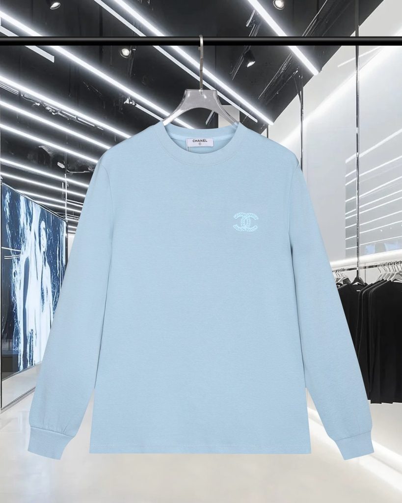週末の日、CHANELのシャツは上着との相性で差が出る