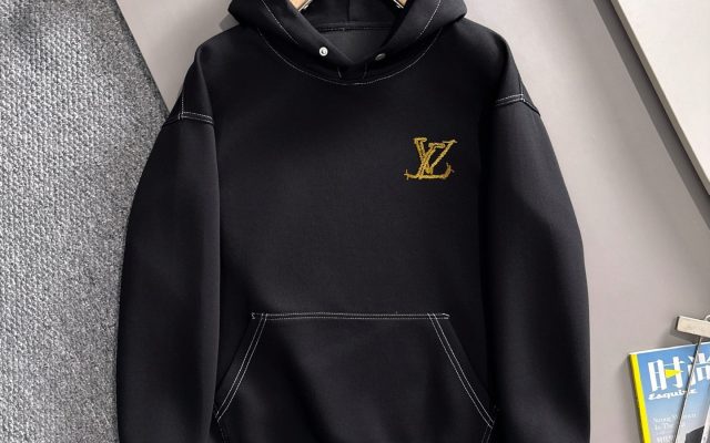 物価高でも選びやすいパーカー：LOUIS VUITTONを自然に取り入れる
