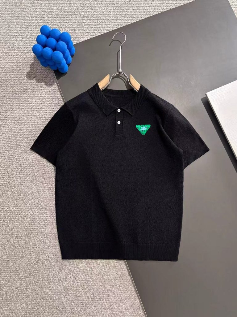 Louis VuittonLOUIS VUITTON 黒 ポロシャツ 緑三角ロゴ 1色|仕事帰りに使いやすいファッションアイテムを写真で確認