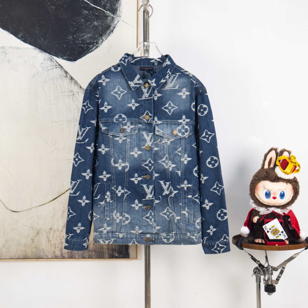 コートの日の服に合わせるならLOUIS VUITTONのジャケットは角の印象重視