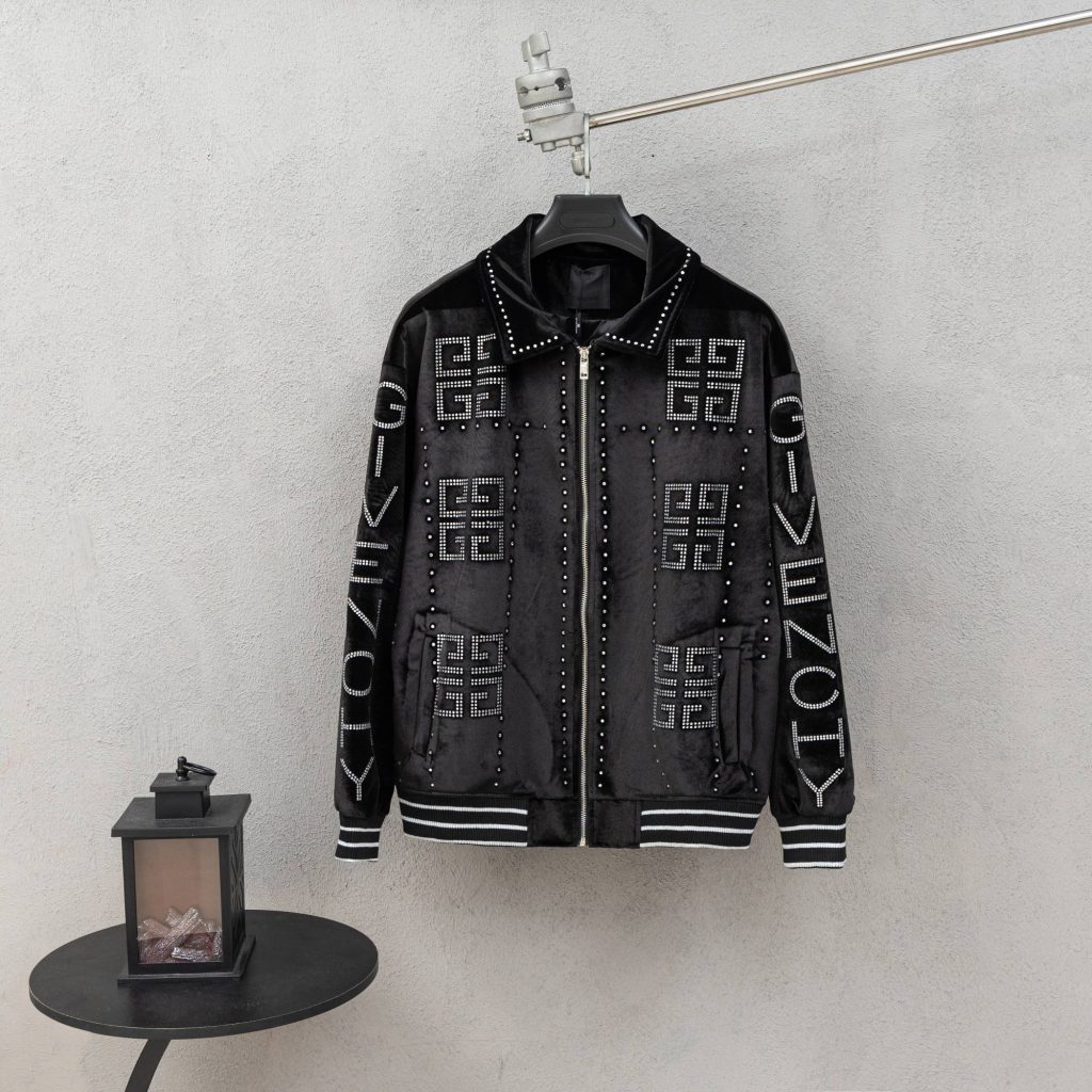 Louis VuittonGivenchy ブラック ファッション|通勤の日に使いやすさを写真で整理