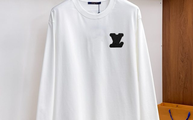 黒が映えるTシャツは日常で使いやすいか