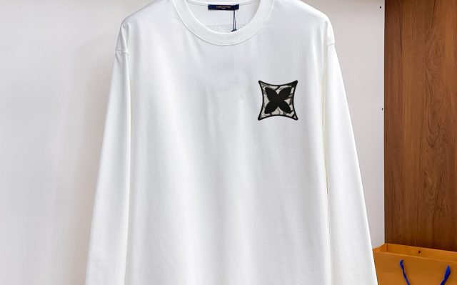 物価高でも選びやすいTシャツ：LOUIS VUITTONを自然に取り入れる