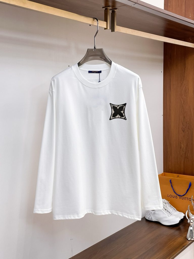 雨の日も快適に着こなす、ルイ・ヴィトンの白長袖Tシャツ