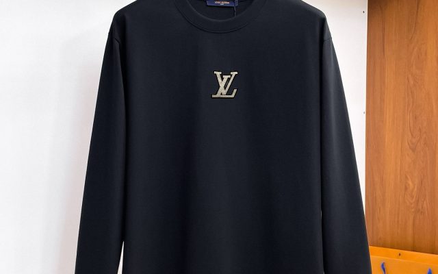 街歩きで使いやすいLOUIS VUITTONのTシャツを写真で確認