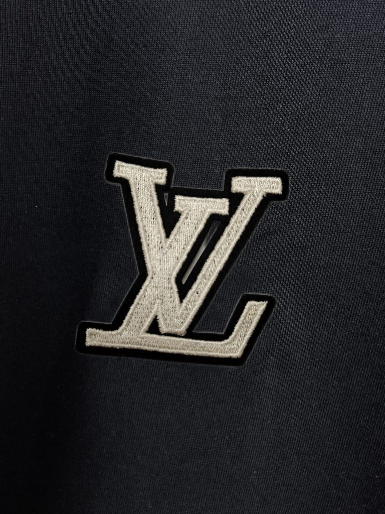 Louis Vuittonロエベ ブランドTシャツ ブラック 1色入 男女兼用 ロゴ刺繍 レギュラーフィット - 画像 4