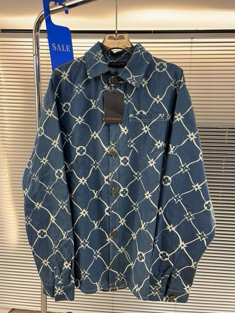 Louis Vuittonロエベ デニムシャツ メンズ 花柄 ブルーデニム 1色入｜仕事帰りに使いやすいファッションアイテムを写真で確認