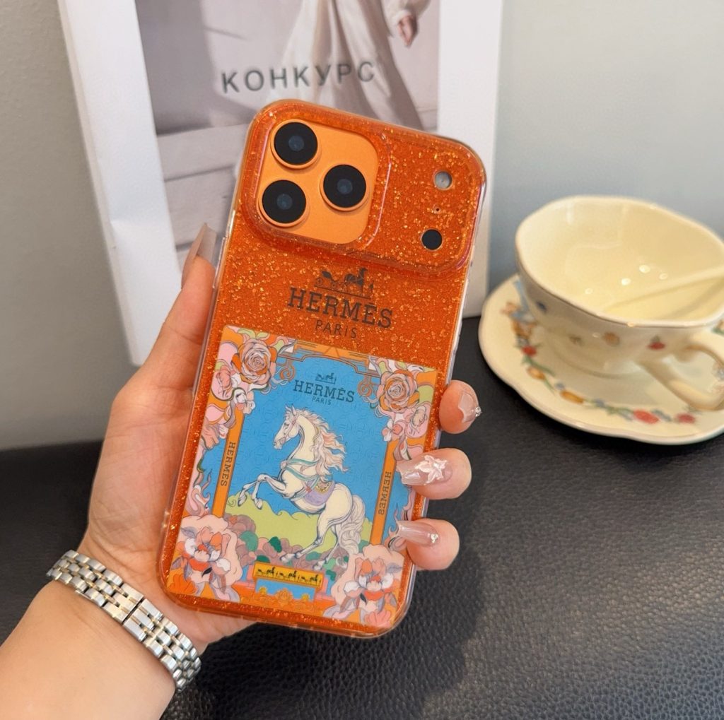 iPhoneケースオレンジ フルカバーフォンケース｜ギフトに使いやすい財布・小物を写真で確認