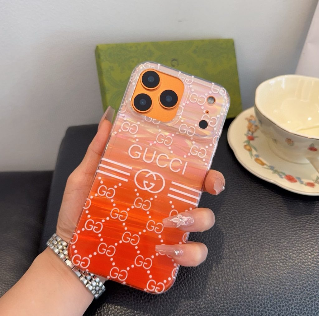 iPhoneケースGUCCI オレンジ フルグラフィック 財布・小物｜毎日に失敗しにくい選び方