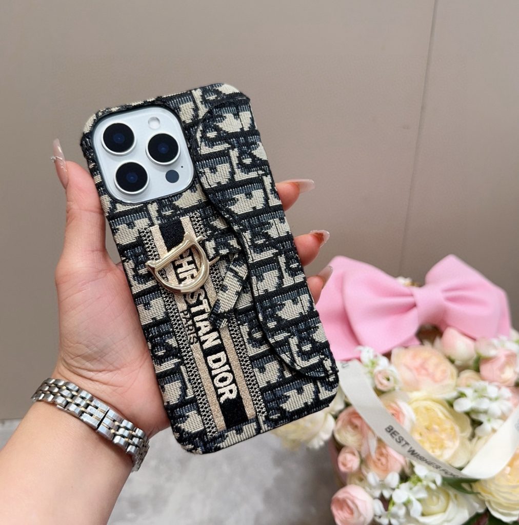 ストラップ付きDiorスマホケース、ブラック×ベージュの写真と日常使いやすさ