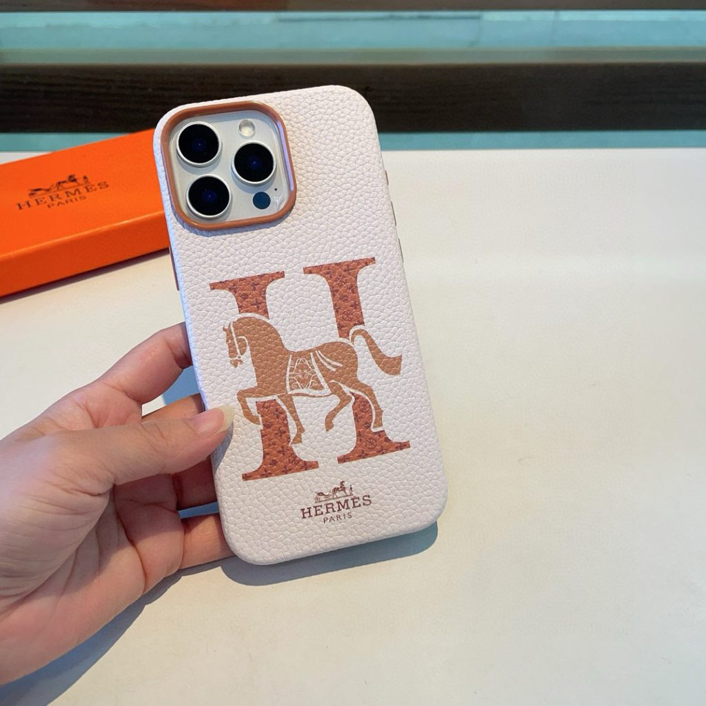 iPhoneケースエレガントなHERMES iPhone15 Pro用ケース 2色入|ギフトに使いやすい財布・小物を写真で確認