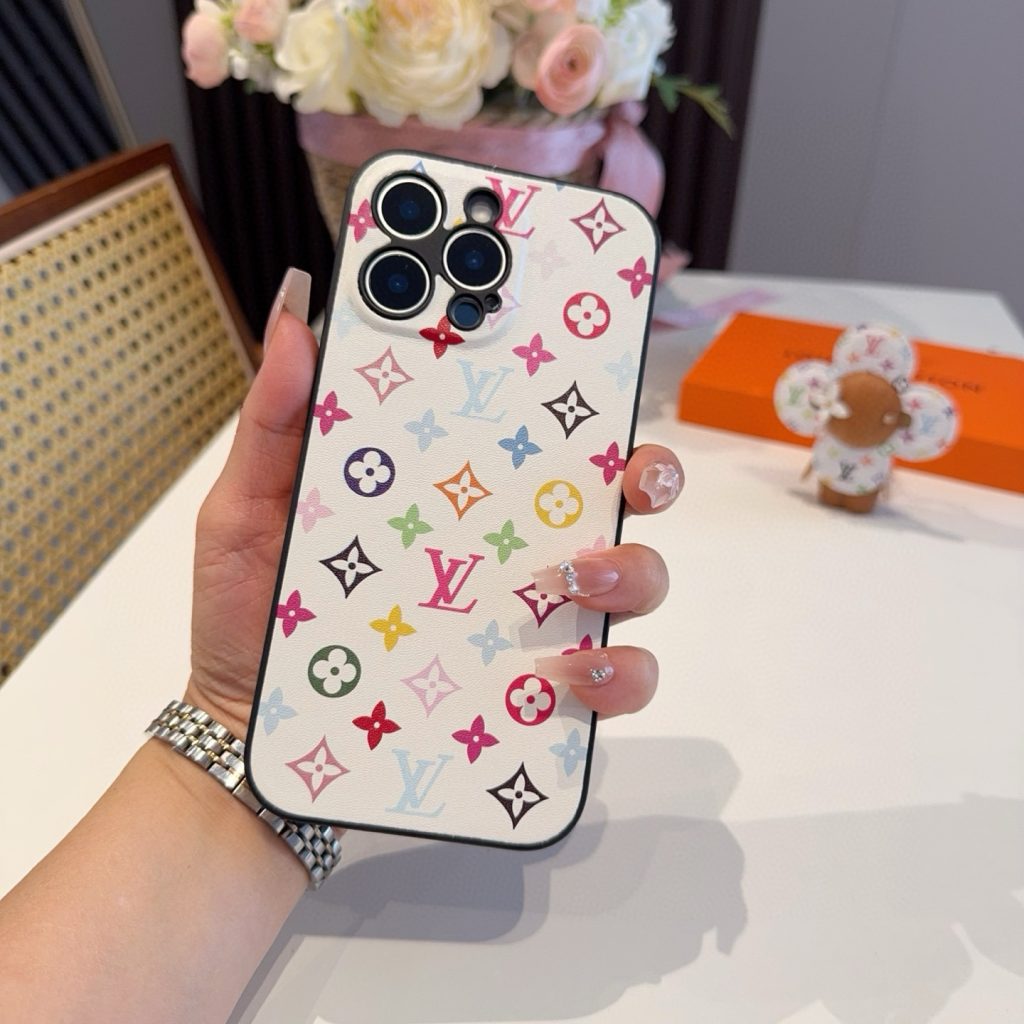 iPhoneケースルイヴィトン ミニモノグラム iPhoneケース 2色入｜通勤に使いやすい財布・小物を写真で確認