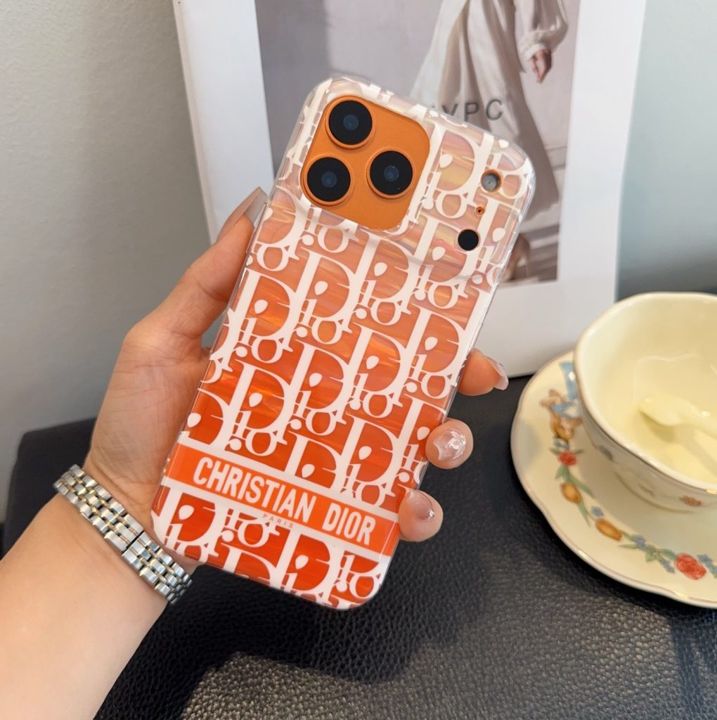 iPhoneケースクリスチャンディオール スマホケース オレンジ 4色入|ランチに使いやすい財布・小物を写真で確認