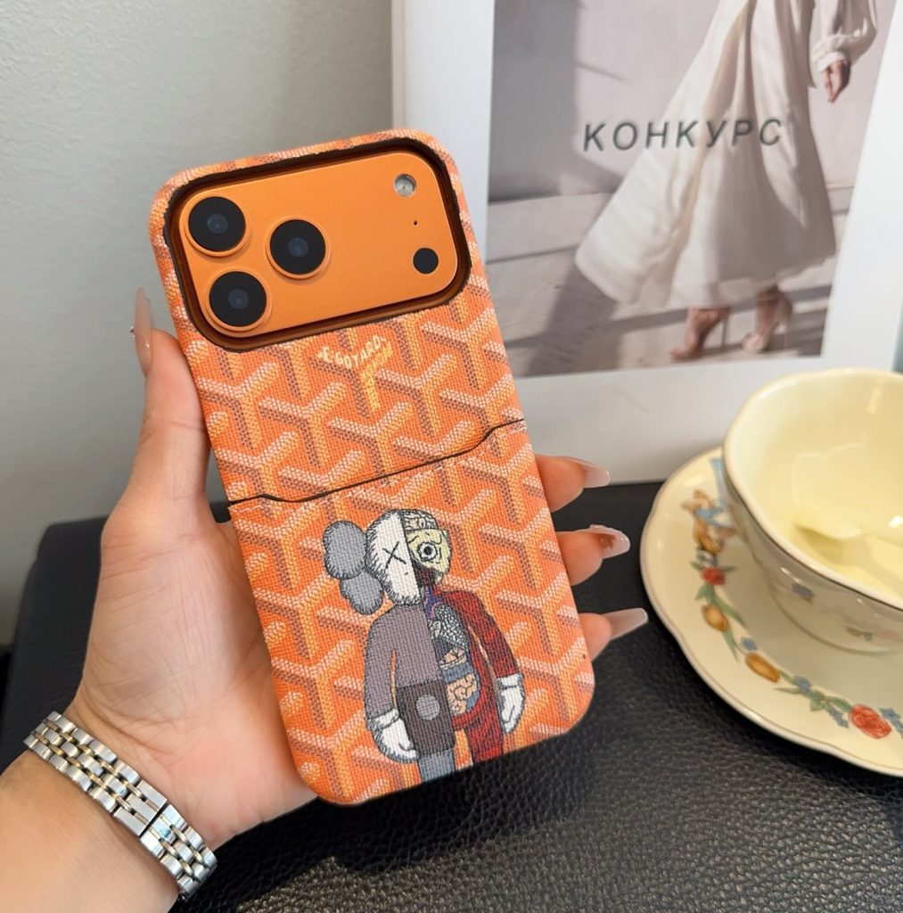 家族との外出の服に合わせやすいスマホケースを探す
