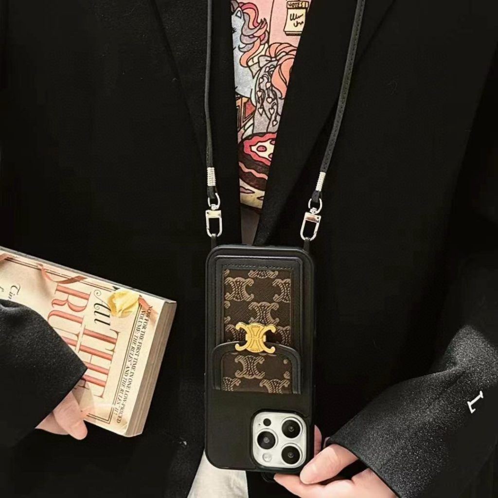 iPhoneケースCeline スタイリッシュなスマホケース 2色入｜ランチに使いやすい財布・小物を写真で確認