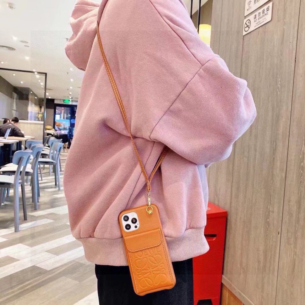 iPhoneケースロエベ iPhoneケース カード収納 レザー ストラップ付き｜毎日に使いやすい財布・小物を写真で確認
