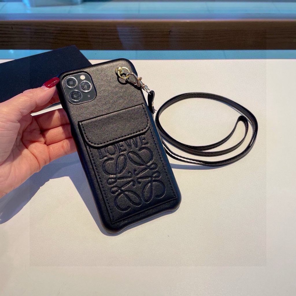 iPhoneケースロエベ iPhoneケース 3色入 カードポケット付き ストラップ付き｜旅行に使いやすい財布・小物を写真で確認