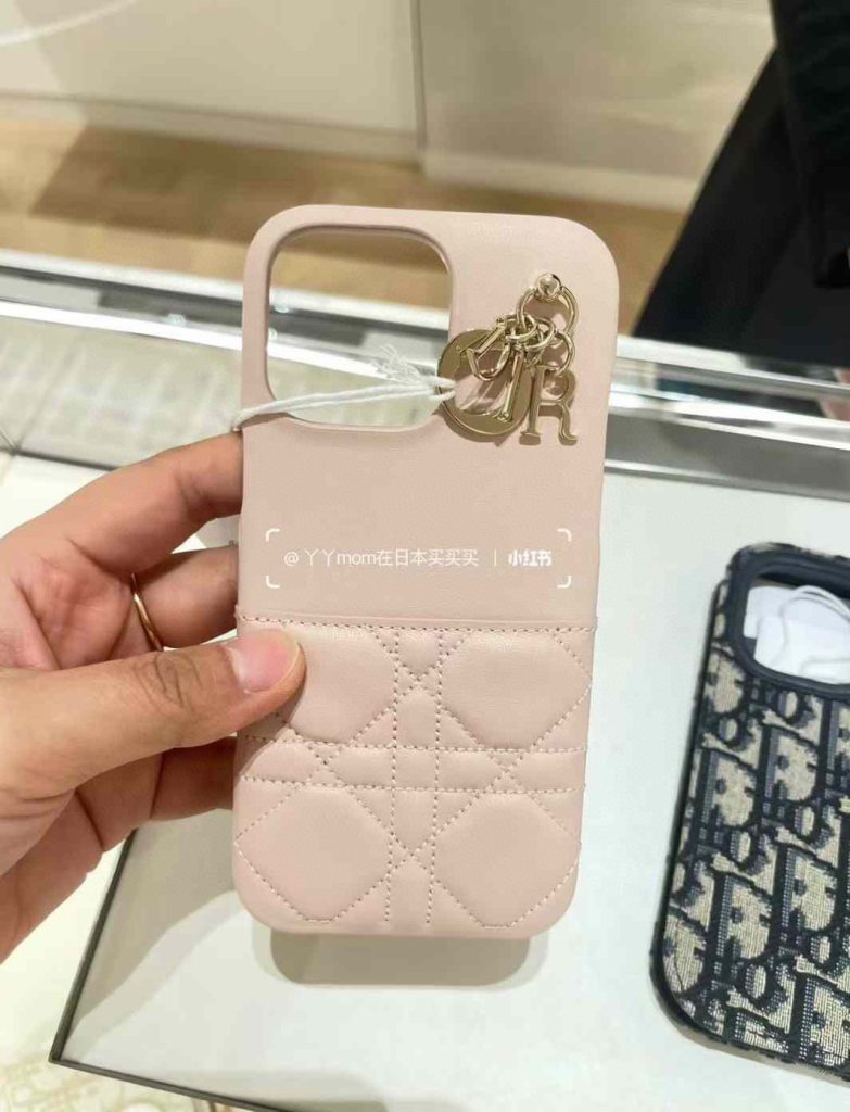 Diorのスマホケースを選ぶなら、まず家族との外出の服で考える