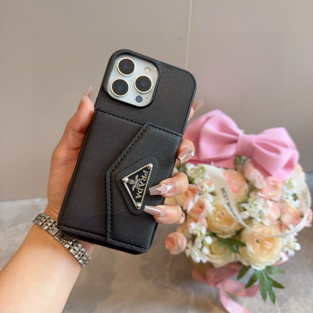 iPhoneケースブラックのPRADA プラダ ストラダ カードケース付きスマホケース 1枚…｜通勤に使いやすい財布・小物を写真で確認