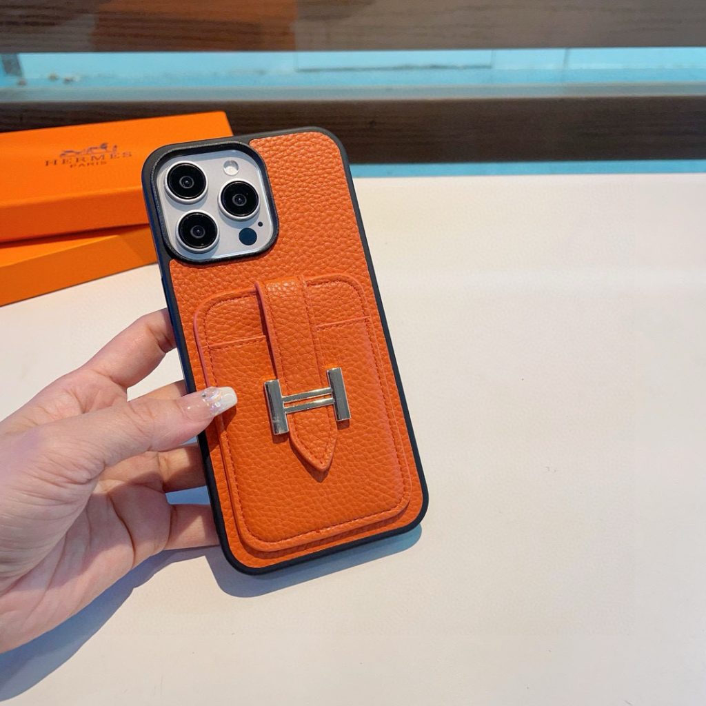 iPhoneケースHERMES iPhoneケース カードホルダー 2色入｜旅行に使いやすい財布・小物を写真で確認