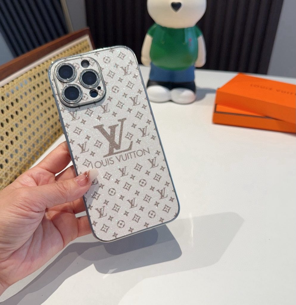 朝の支度で見るシルバーiPhoneケース、写真でわかる素材感と日常のなじみ