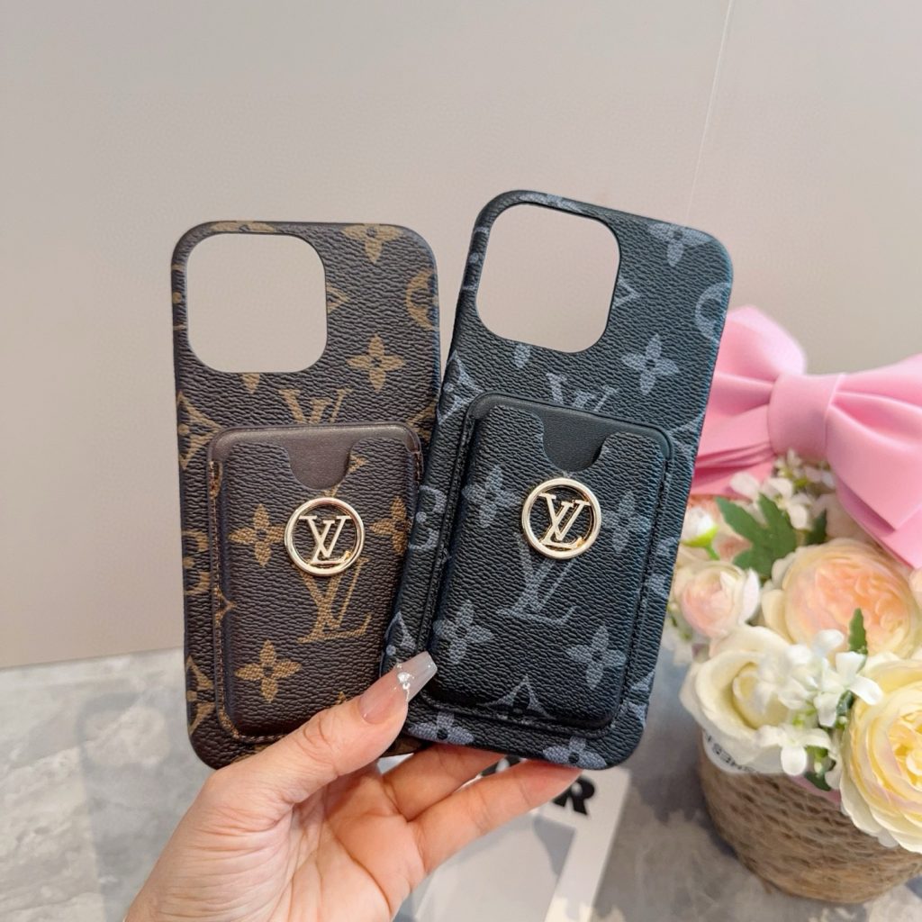 モノグラムのスマホケース、通勤と旅行で使いやすい色と収納を写真で確認