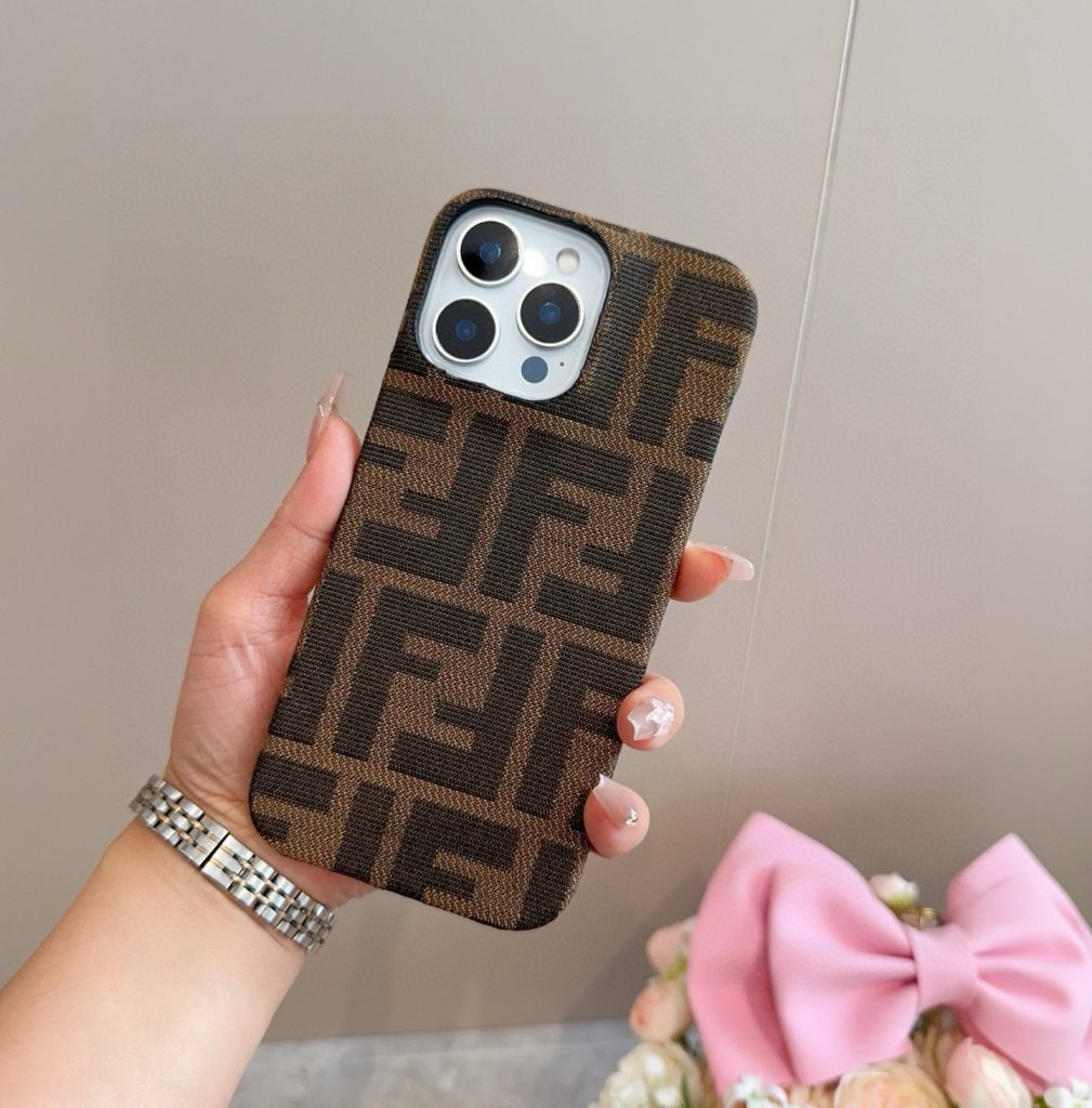 iPhoneケースFENDI フェンディ ブラウン 財布・小物｜仕事帰りに使いやすさを写真で整理