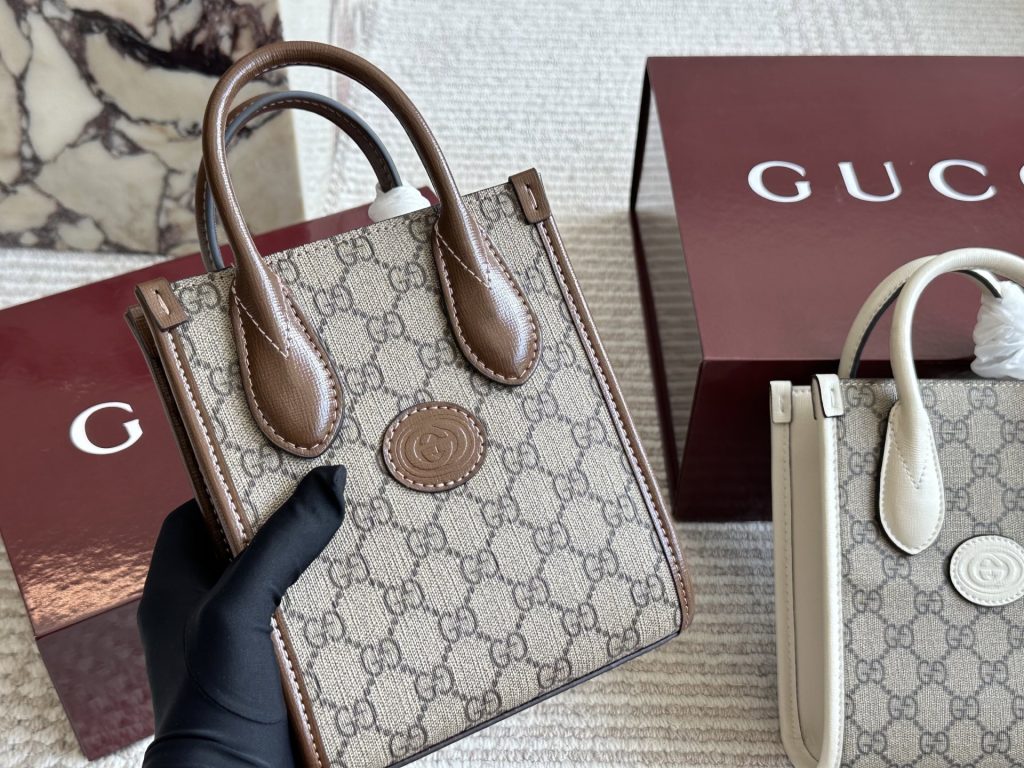 旅行の日、GUCCIのバッグは素材感で差が出る