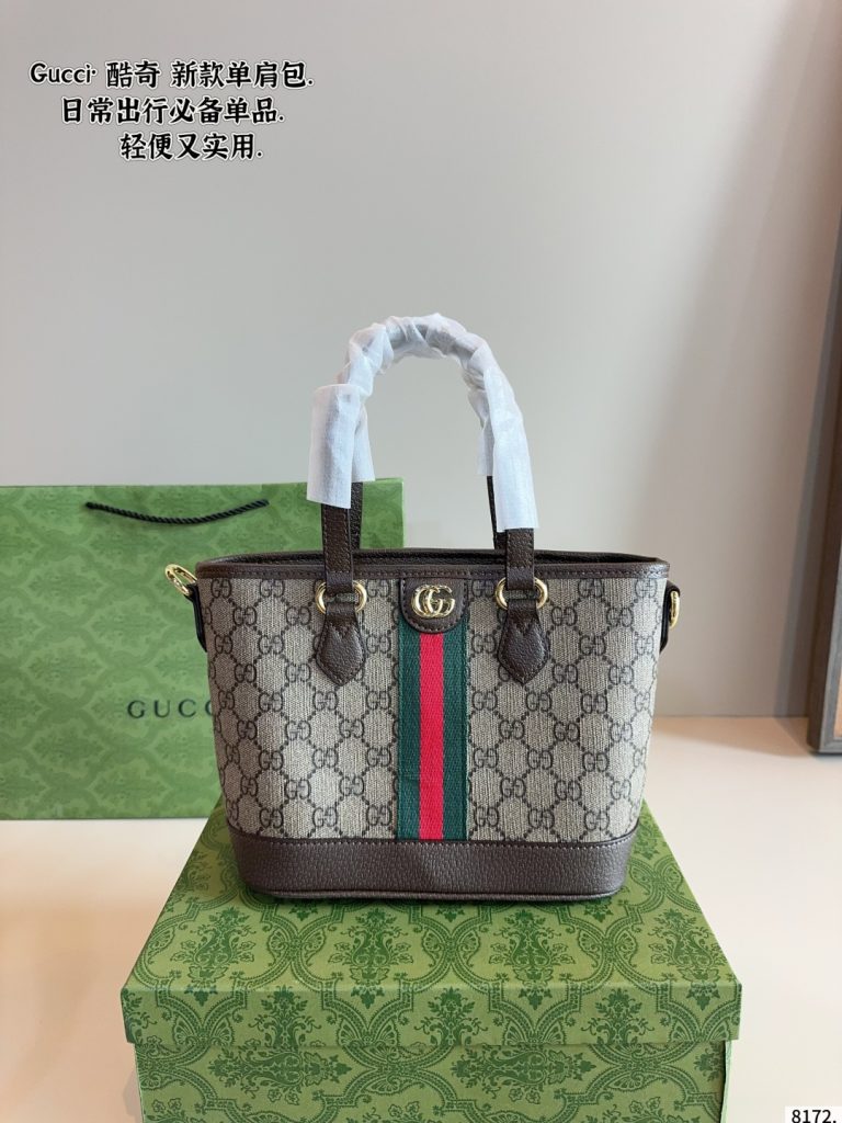 職場に持つならロゴの見え方も見たいGUCCIのバッグ