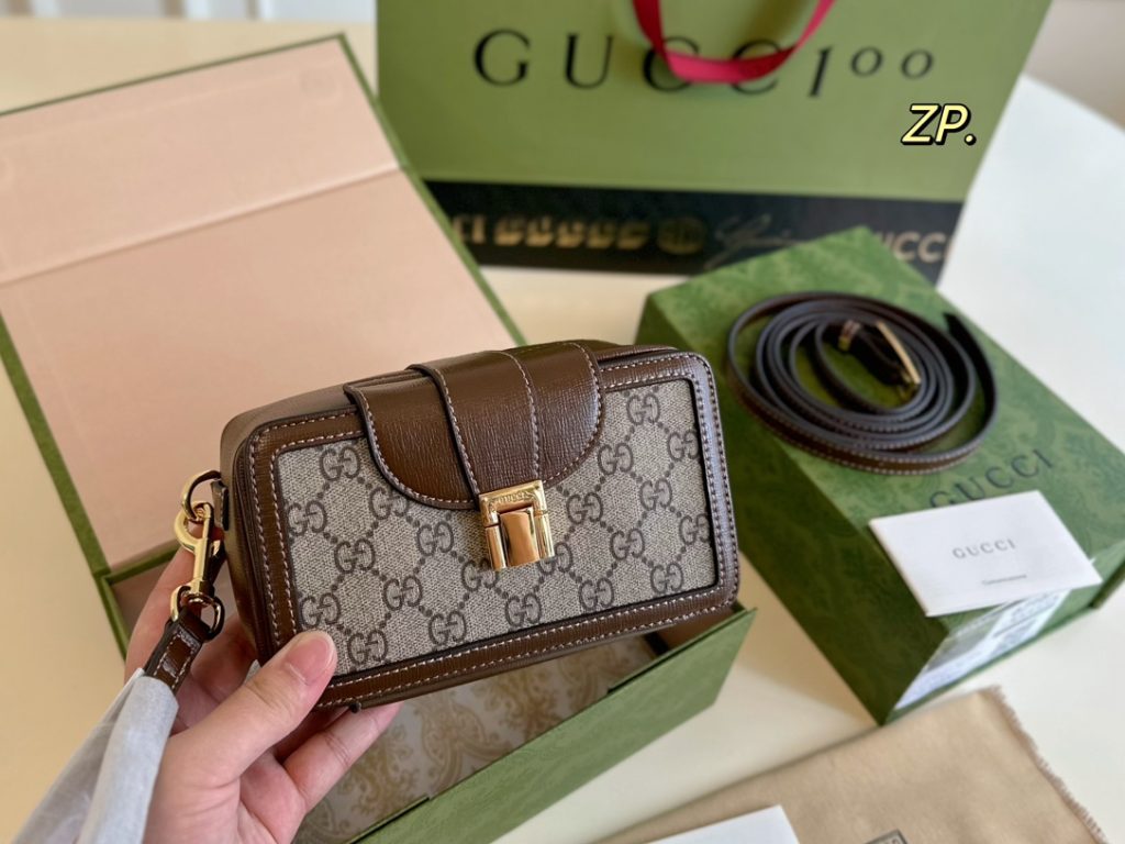 友人と会う日の予定に合うGUCCIのバッグ、決め手は角の印象