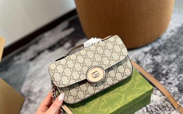 Gucciのショルダーバッグは価格・収納・合わせ方でどう見るか