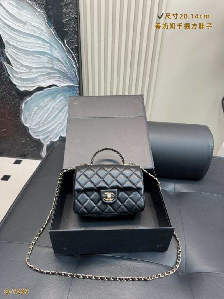 週末の軽い外出に。CHANELマトラス型ミニショルダーバッグ黒の収まりとバランス