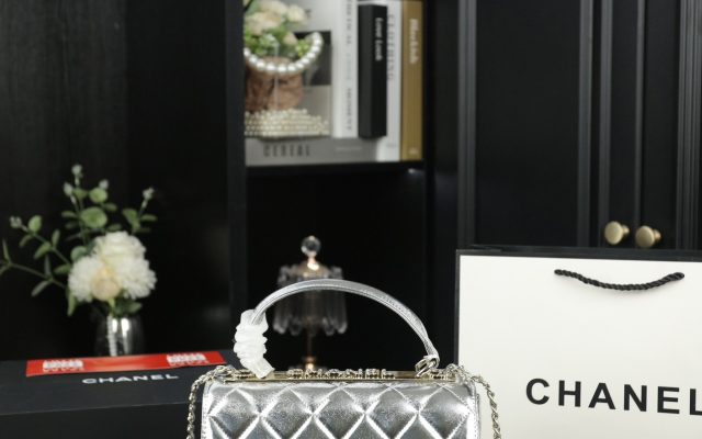 通勤で使いやすいCHANELのハンドバッグを写真で確認