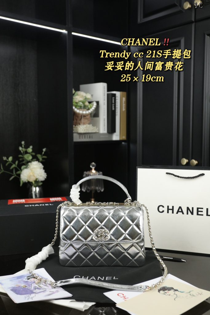 CHANEL デミ キャンバス ミニハンドバッグ シルバー 25×19cm ライフスタイル小物｜カフェに行く日に予算内で見たいポイント
