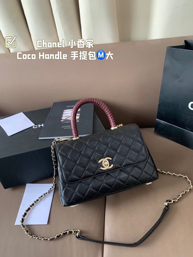 CHANEL ココハンドル ミニボストンバッグ 黒 2色入｜仕事帰りに使いやすさを写真で整理