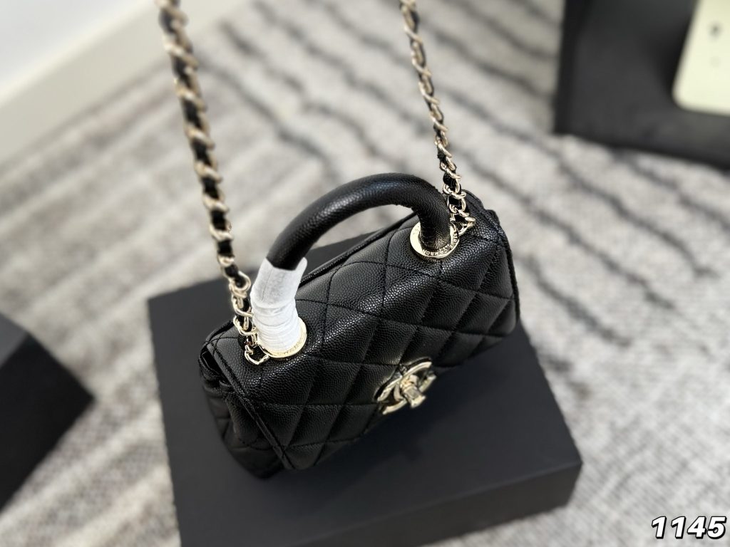 シャネル CHANEL 黒 マトラッセ ミニココハンドル マイクロ チェーンクラッチCoco Handle1色入 - 画像 2