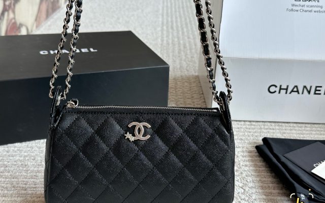 休日で使いやすいCHANELのバッグを写真で確認