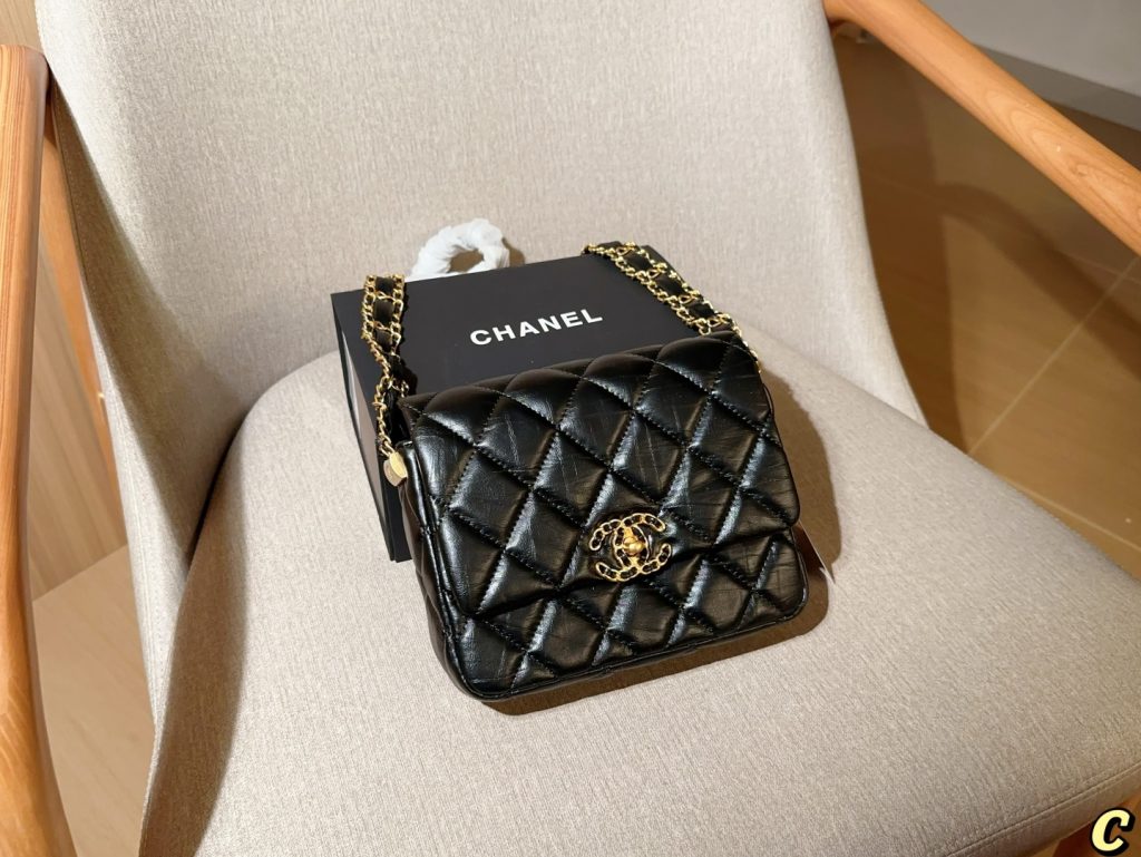 CHANELのショルダーバッグは価格・収納・合わせ方でどう見るか
