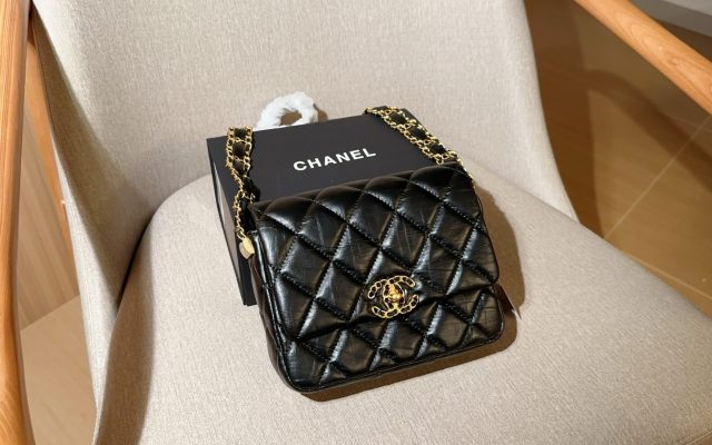 CHANELのショルダーバッグは価格・収納・合わせ方でどう見るか