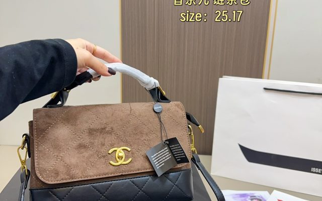 ブラックが映えるチェーンバッグは日常で使いやすいか