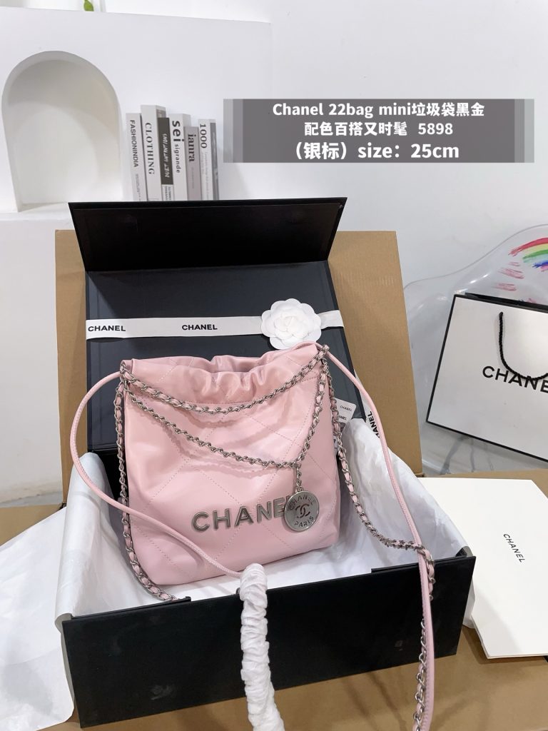 朝の支度の日、CHANELのバッグは角の印象で差が出る